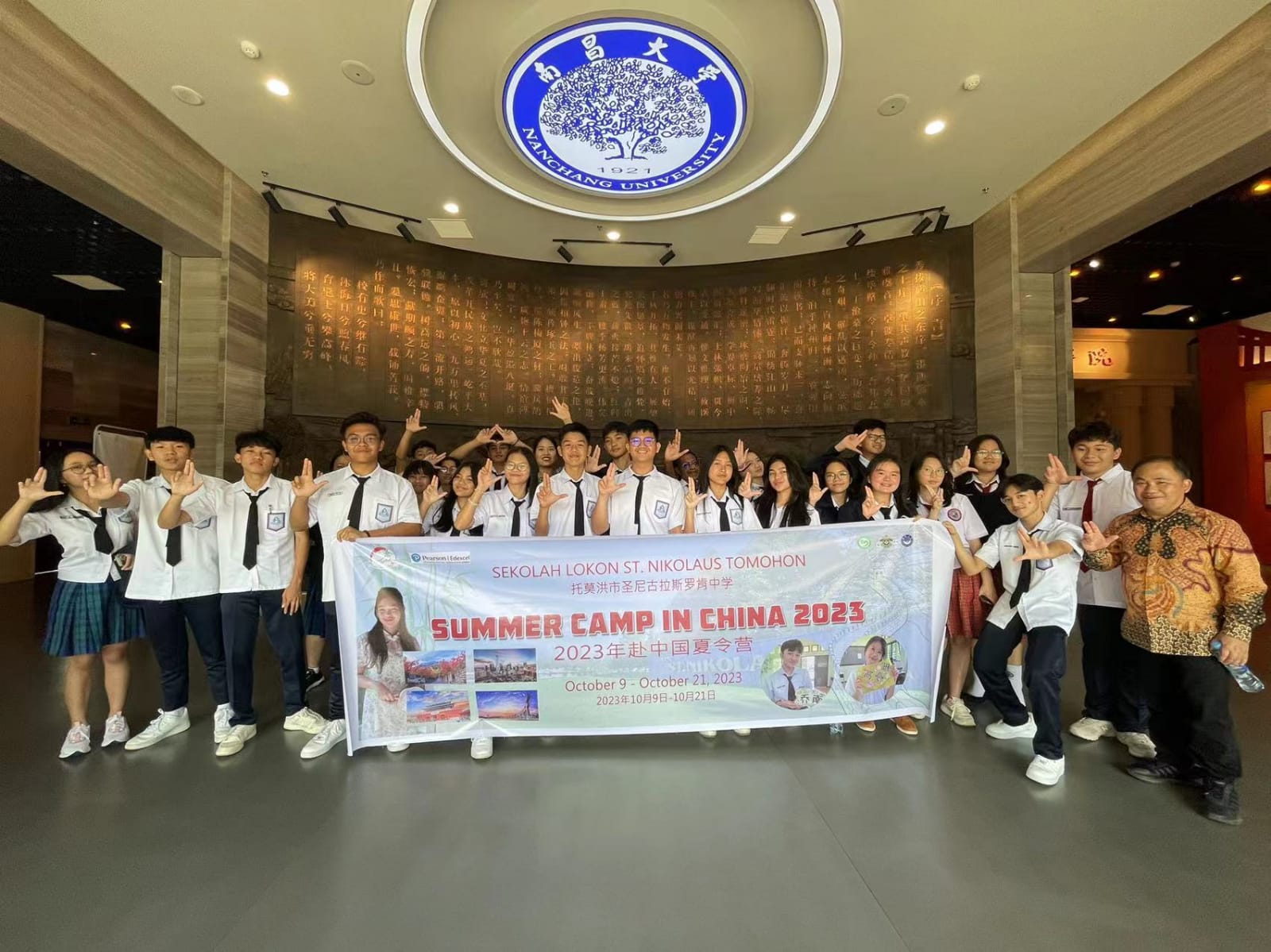 TAMBAH ILMU: Rombongan Summer Camp to China dari Sekolah Lokon St Nikolaus saat berada di Nanchang University. Dok Losnito for MP.