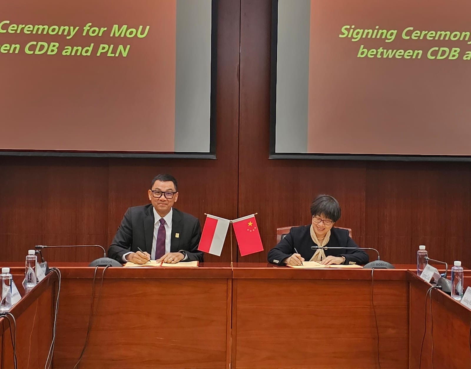 Penandatanganan _Memorandum of Understanding_ (MoU) oleh Direktur Utama PLN Darmawan Prasodjo (kiri) dan  President of CDB Xiamen Branch, Zeng Liqing (kanan) di kantor pusat CDB, Beijing, China.