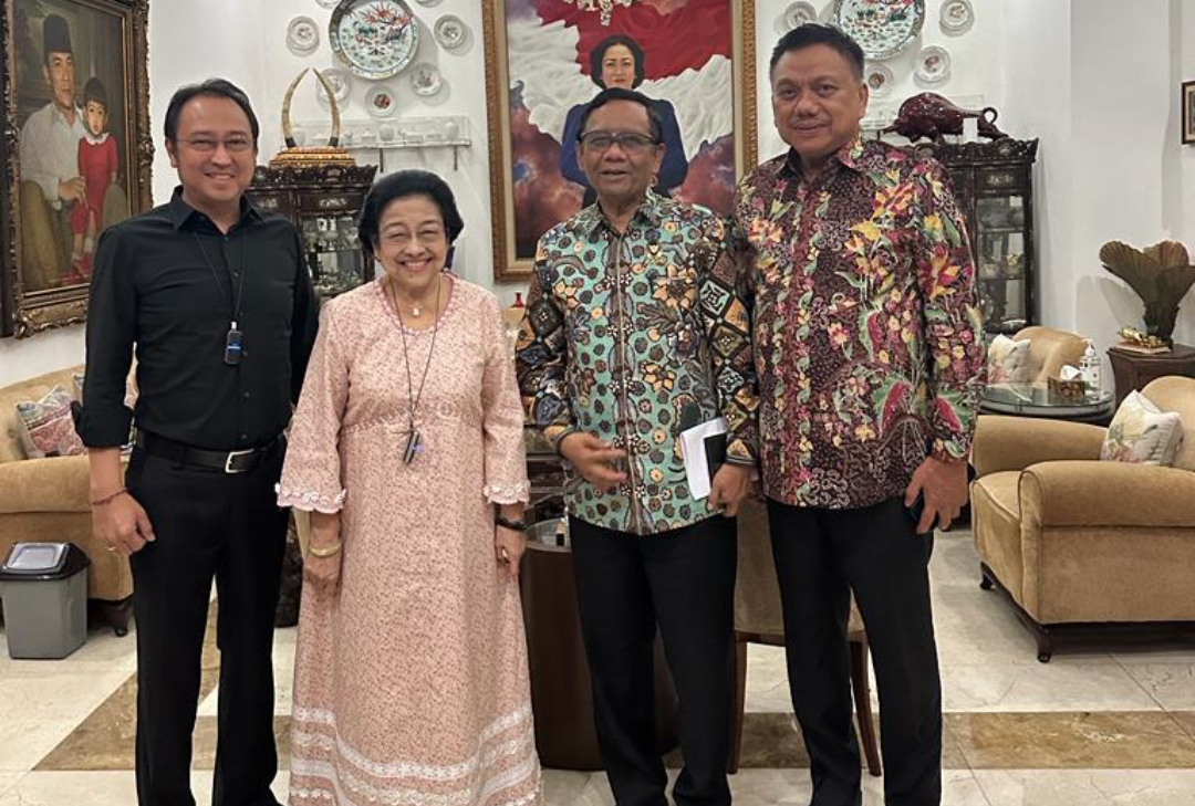 Ketua PDI-Perjuangan Sulawesi Utara  Olly Dondokambey bersama Ketua Umum PDI-Perjuangan Megawati Soekarnoputri, Cawapres  Prof Mahfud MD dan Prananda Prabowo