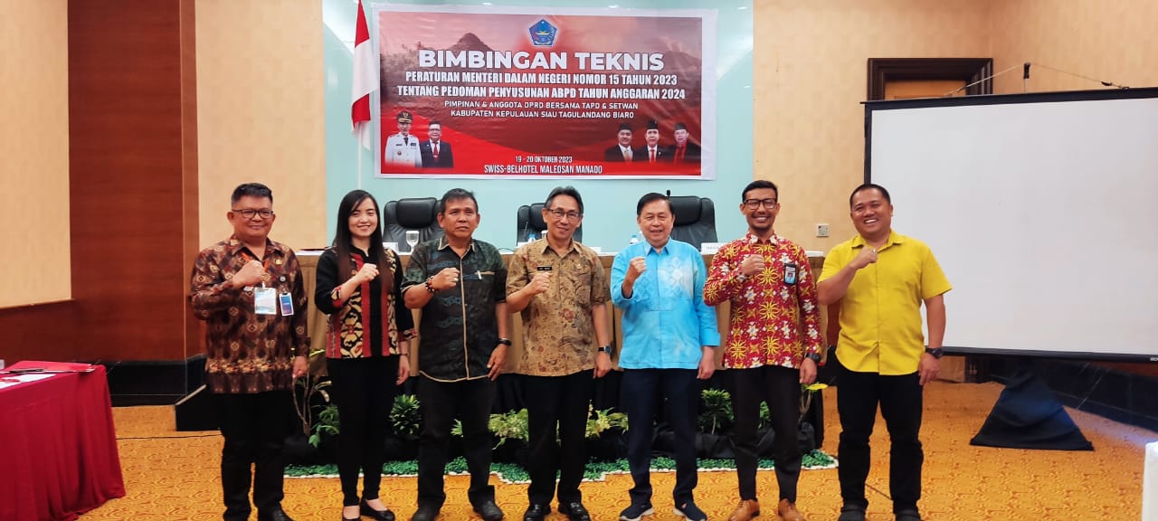 Pj Bupati Kepulauan Sitaro Joi E B Oroh didampingi Sekkab Denny Kondoj bersama Ketua DPRD Sitaro Djon P Janis serta seluruh narasumber mengikuti kegiatan bimtek (Istimewa)