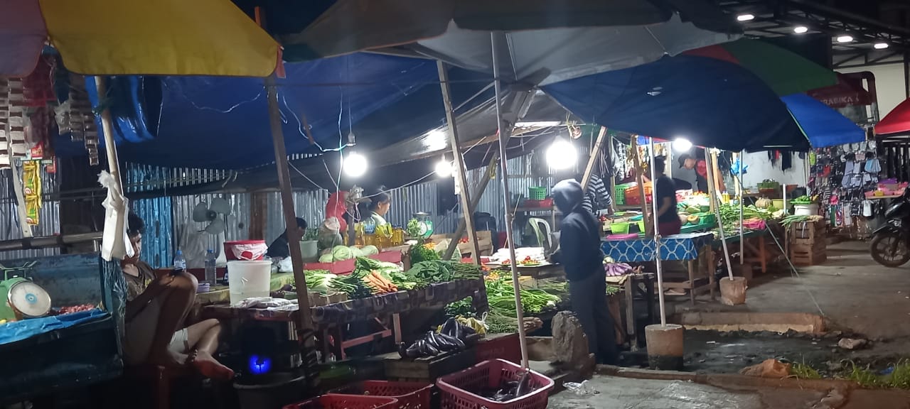 PERLU PENINDAKAN: Terpantau sejumlah pedagang yang masih berjualan di lahan Eks Pasar Tumiting pada Minggu (22/10/2023) malam.