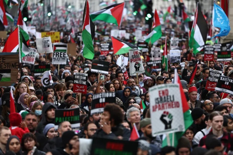 Demonstrasi pro Palestina di London (Henry Nicholls/AFP)