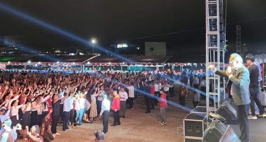 Ibadah KKR malam pertama dalam rangka  HUT ke-70 Pelprip GPdI, di Stadion Duasudara Manembo-nembo Bitung.