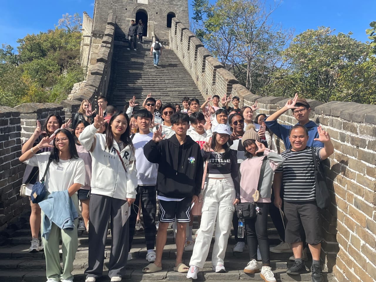 TIMBA ILMU: Rombongan Summer Camp to China Sekolah St Nikolaus saat berada di International Education College dan Tembok Besar China. Dok istimewa.