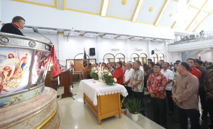 Ketua BPMJ GMIM El Manibang Pdt Eduard Arina melantik Panitia Ibadah Raya Panji Yosua P/KB GMIM 2023, di GMIM El Manibang, Malalayang Dua, Minggu (22/10/2023).