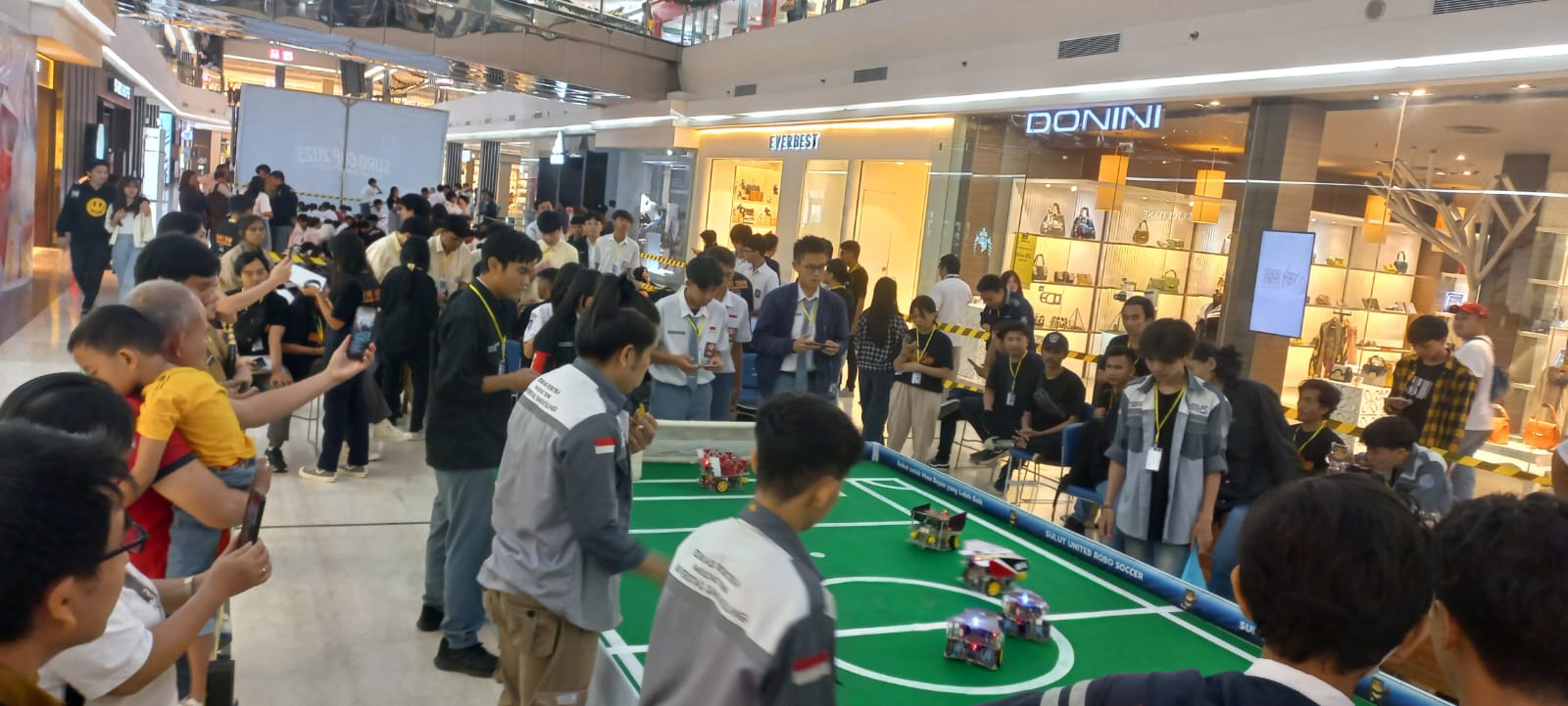 MENARIK: Suasana pelaksanaan kompetisi robot di Atrium Manado Town Square, Senin (24/10/2023).