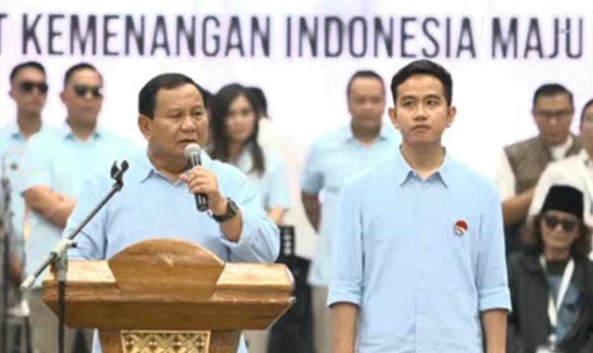 Prabowo Subianto dan Gibran Rakabuming Raka sebelum mendaftar ke KPU, Rabu (25/10).