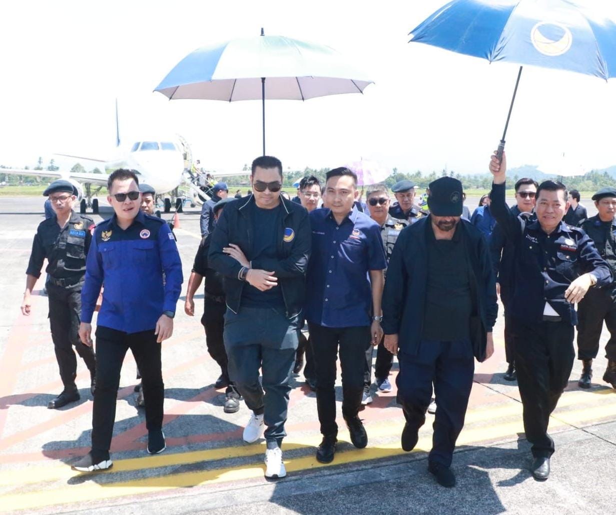 Ketua Umum Partai nasdem Surya Paloh saat tiba di Bandara Sam Ratulangi Manado, Minggu (29/10).
