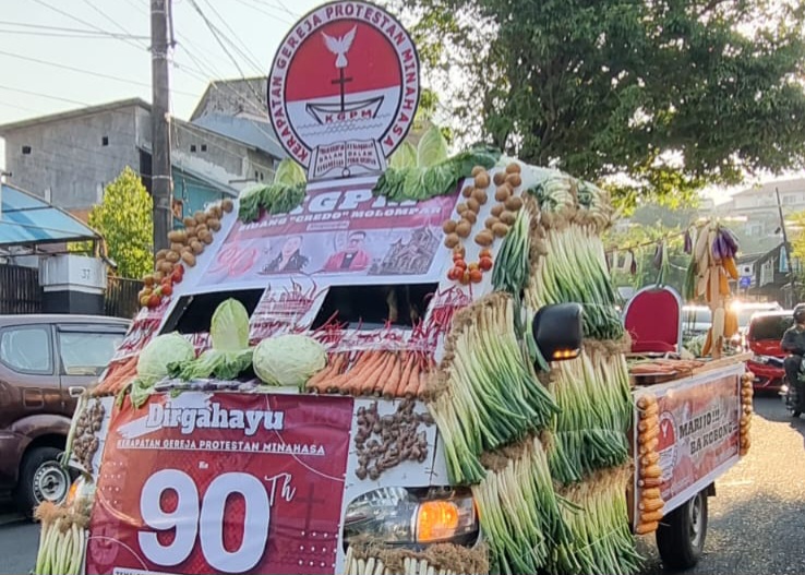 SYUKURI HUT: Parade kendaraan hias dari KGPM Credo Molompar, Tombatu Timur, Minahasa Tenggara.