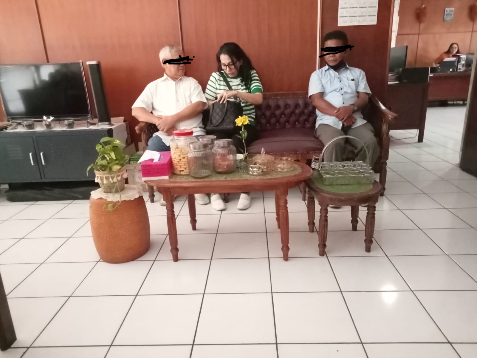 Dua tersangka kasus mafia tanah saat berada di markas Kejati