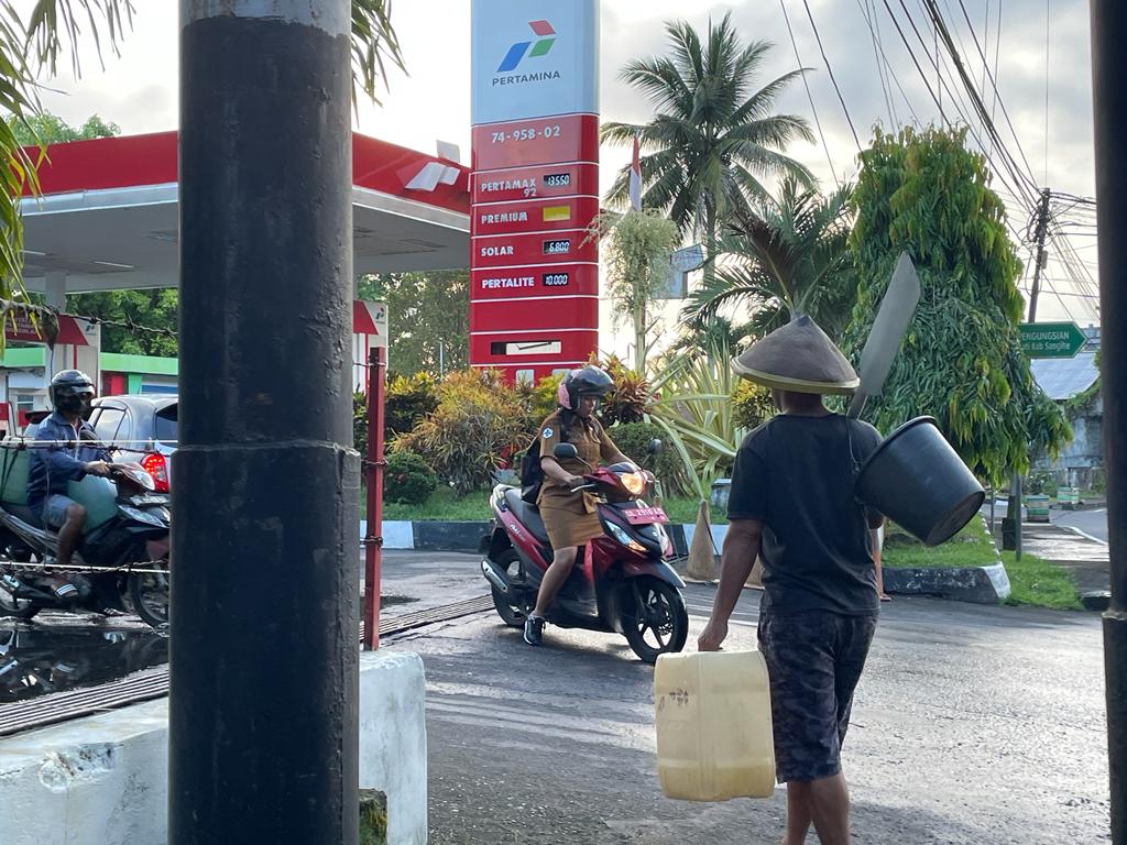 Marthen Tatengkeng, Nelayan asal Kabupaten Kepulauan Sangihe, saat ingin membeli BBM di SPBU 74.95814 Santiago Tahuna. BBM itu digunakan untuk mesin perahu miliknya. Foto diambil, Senin (23/10)