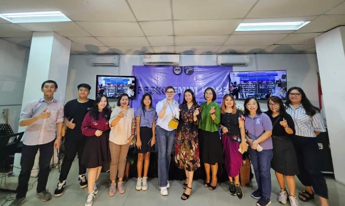 Ketua BPMJ GMIM Providentia Tangerang Pdt Tammy Wantania mendampingi jemaat saat Lomba Baca Mazmur Kategori PKB/WKI Fesko GMIM Wilayah  Jabodetabek dan Bandung