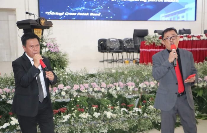 Dirjen SDA Bob Lombogia bersama Rektor Unsrat Berty Sompie saat membawakan beberapa lagu pada Dies Natalis Fatek Unsrat.