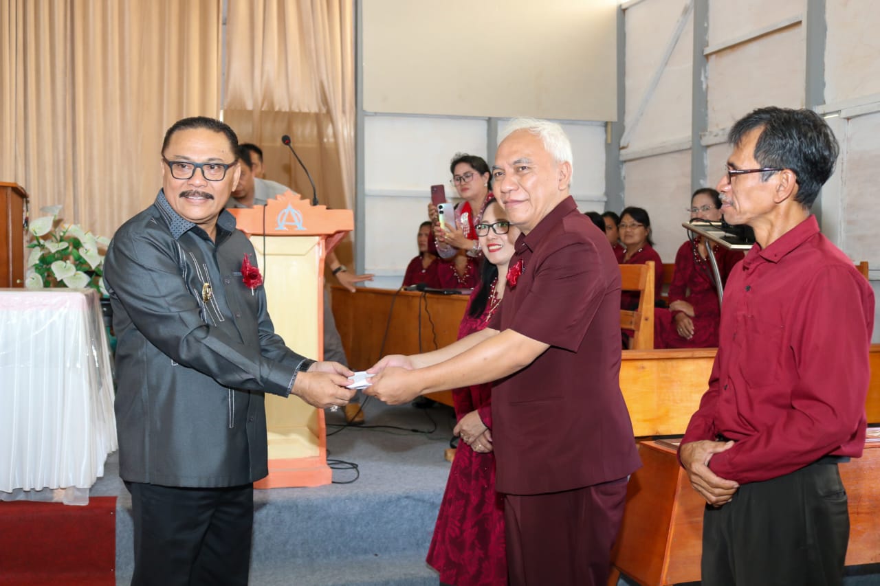 Penjabat Bupati Bolmong Limi Mokodompit saat menghadiri peresmian kanisah zaitun Dumoga.