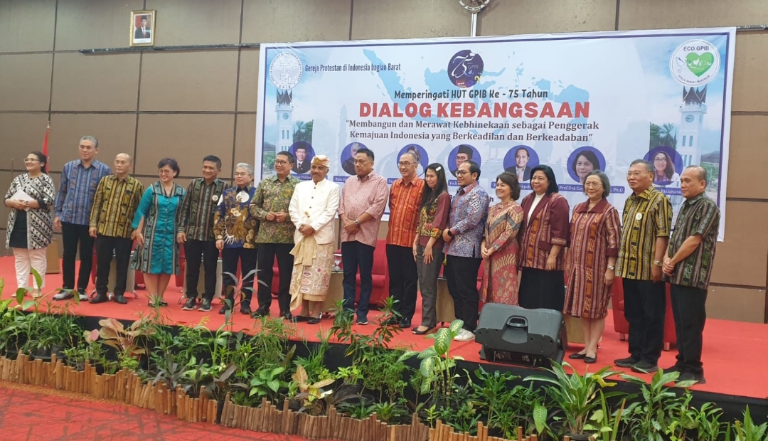 Olly Dondokanbey foto bersama dengan para pembicara Dialog Kebangsaan di Padang
