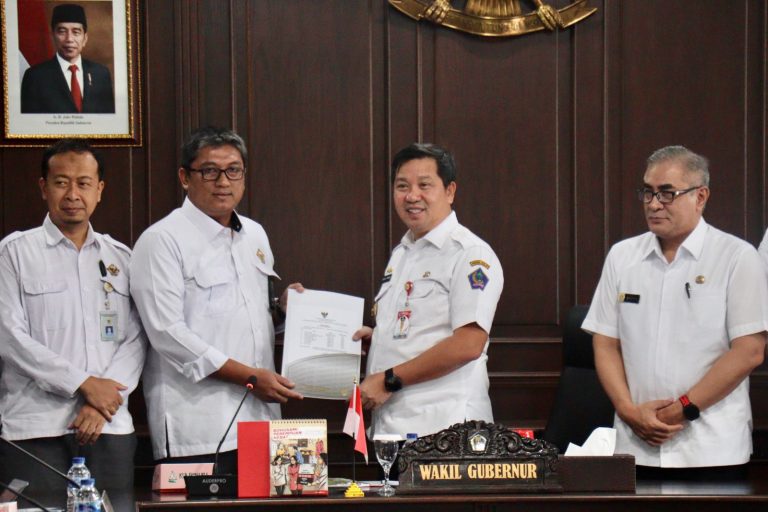 Wakil Gubernur Sulut Steven Kandouw saat melakukan rapat bersama BPK RI Sulut, di Kantor Gubernur Sulut, Rabu (1/11).