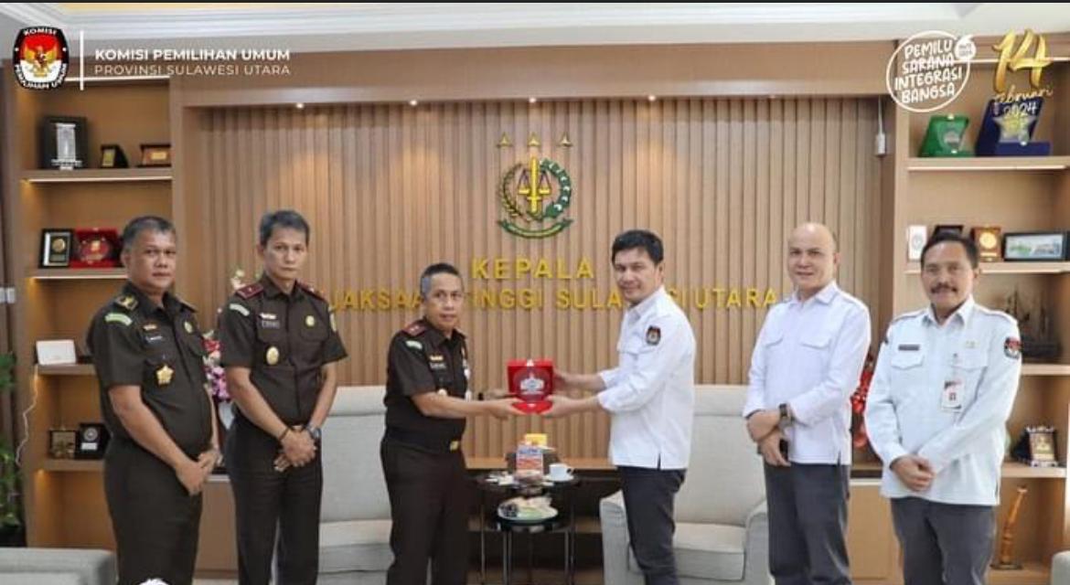 &nbsp;KPU Sulut saat bertemu Kajati Sulut dalam agenda koordinasi, Kamis (2/11).