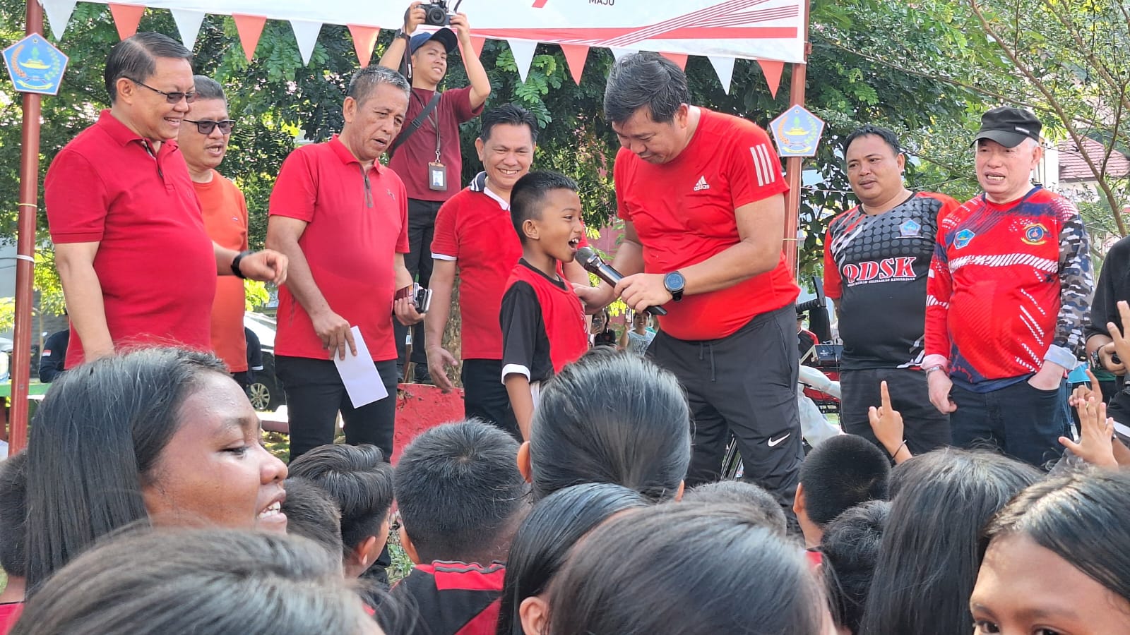 Wagub Steven Kandouw bersama para pelajar Sitaro di Halaman Kantor Bupati Kompleks Tugu Pala, Kecamatan Siau Barat, Jumat (3/11). (Istimewa)