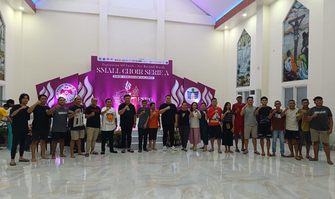 Ketua Komisi Pemuda Sinode GMIM Pnt Rio Dondokambey dan sebagian peserta yang sudah tiba di lokasi lomba