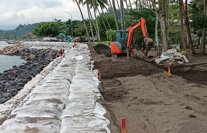 Tanggul darurat bencana abrasi pantai di Amurang yang berdekatan dengan rencana lokasi pembangunan tanggul permanen di Kabupaten Minahasa Selatan.