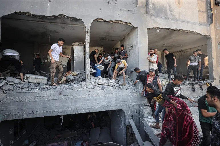 Pasca serangan udara Israel di Khan Younis, Gaza selatan (Mustafa Hassona/Anadolu)