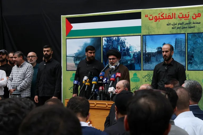 Pejabat senior Hizbullah Sayyed Hashem Safieddine berbicara ketika para pendukung kelompok yang berbasis di Lebanon menghadiri rapat umum untuk menyatakan solidaritas terhadap Palestina (Emilie Madi/R
