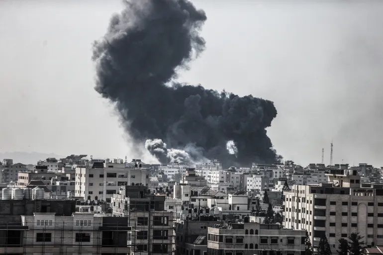 Asap mengepul setelah serangan udara Israel di lingkungan Tel al-Hawa di Kota Gaza (Ali Jadallah/Anadolu via Getty Images)