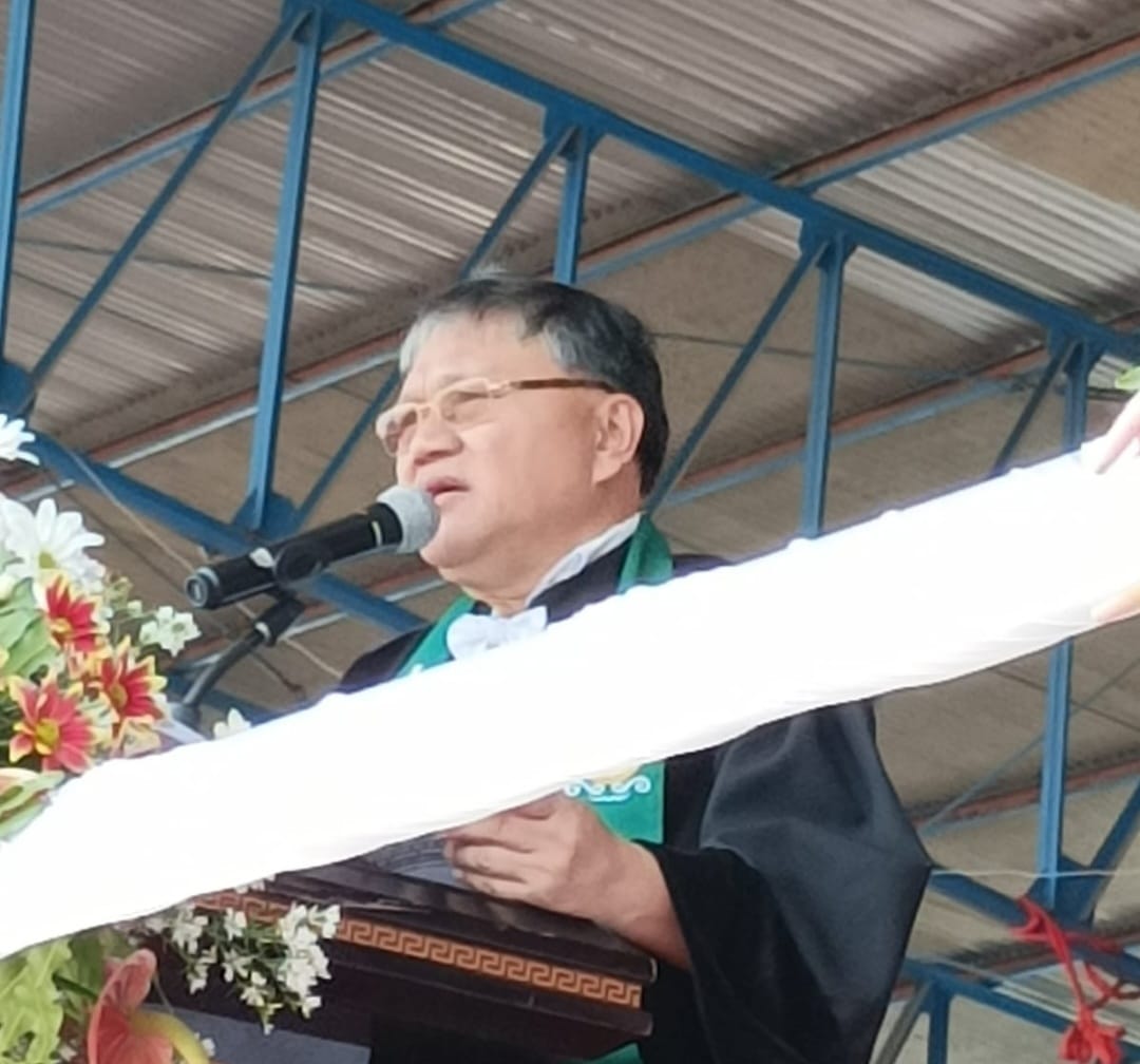 MELANTIK DEWAN JURI: Ketua Badan Pekerja Majelis Sinode GMIM Pdt Hein Arina ThD melantik dewan juri di sela-sela Ibadah Raya HUT ke-17 KPL Sinode GMIM.