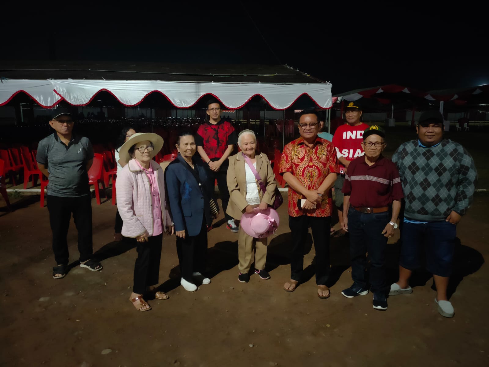 Oma Opa dari Modoinding menjadi peserta pertama yang hadir dalam kegiatan HUT-17 KP Lansia Sinode GMIM, disambut Wali Kota Bitung Maurits Mantiri.
