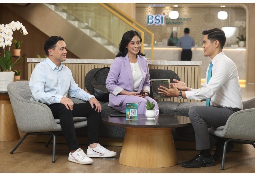 Nasabah sedang bertransaksi di Kantor BSI The Tower Jakarta. PT Bank Syariah Indonesia Tbk (BSI) terus meningkatkan kualitas layanan sebagai bentuk komitmen menjaga kepercayaan nasabah. (2/11)