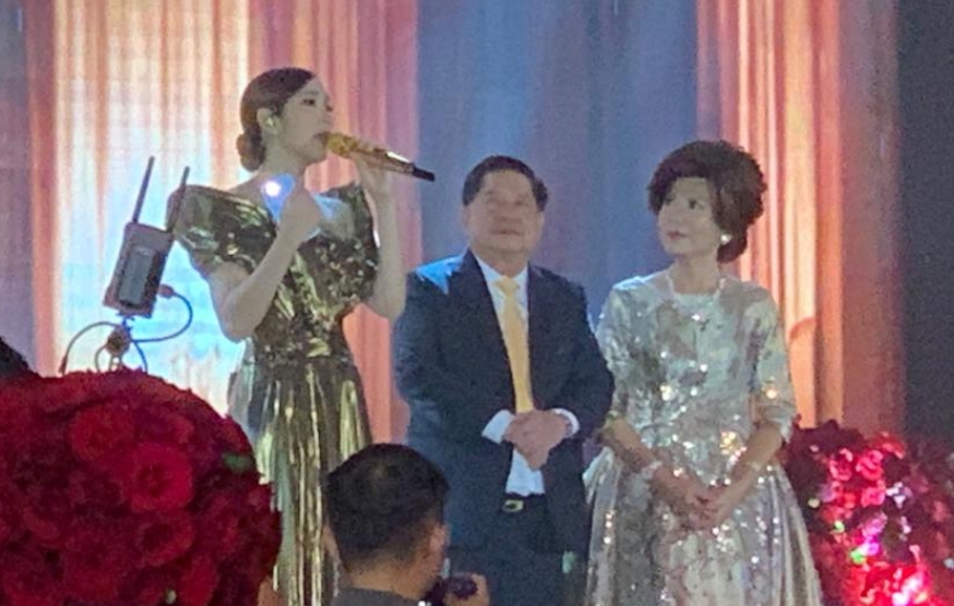 Desy Huang saat mengajak Hengky Wijaya dan istri tercinta untuk bernyanyi bersama dan berdansa