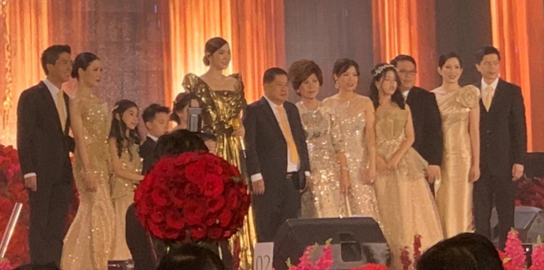 Desy Huang bersama keluarga Hengky Wijaya