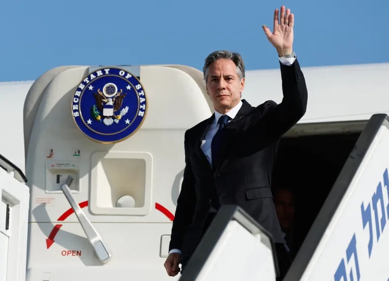 Menteri Luar Negeri AS Antony Blinken tiba di Tel Aviv, Israel, pemberhentian pertamanya dalam perjalanan ke wilayah tersebut (Jonathan Ernst/Pool Photo via AP)