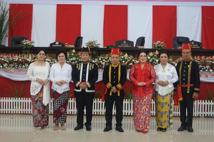 Foto bersama Pimpinan DPRD Minahasa dengan Pj Bupati Minahasa di sela-sela paripurna dalam rangka HUT ke 595, Senin (6/11).