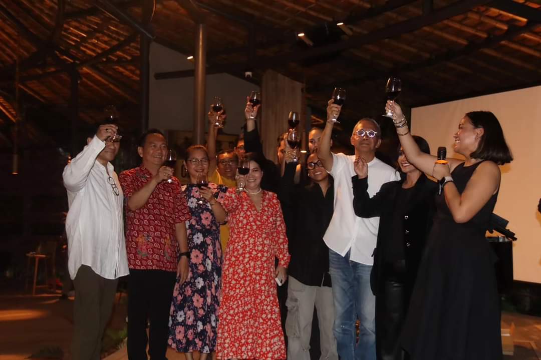 Toast bersama jajaran manajemen KAI Meya bersama Pemkot Tomohon, menandakan Kai Meya resmi beroperasi. Dok istimewa