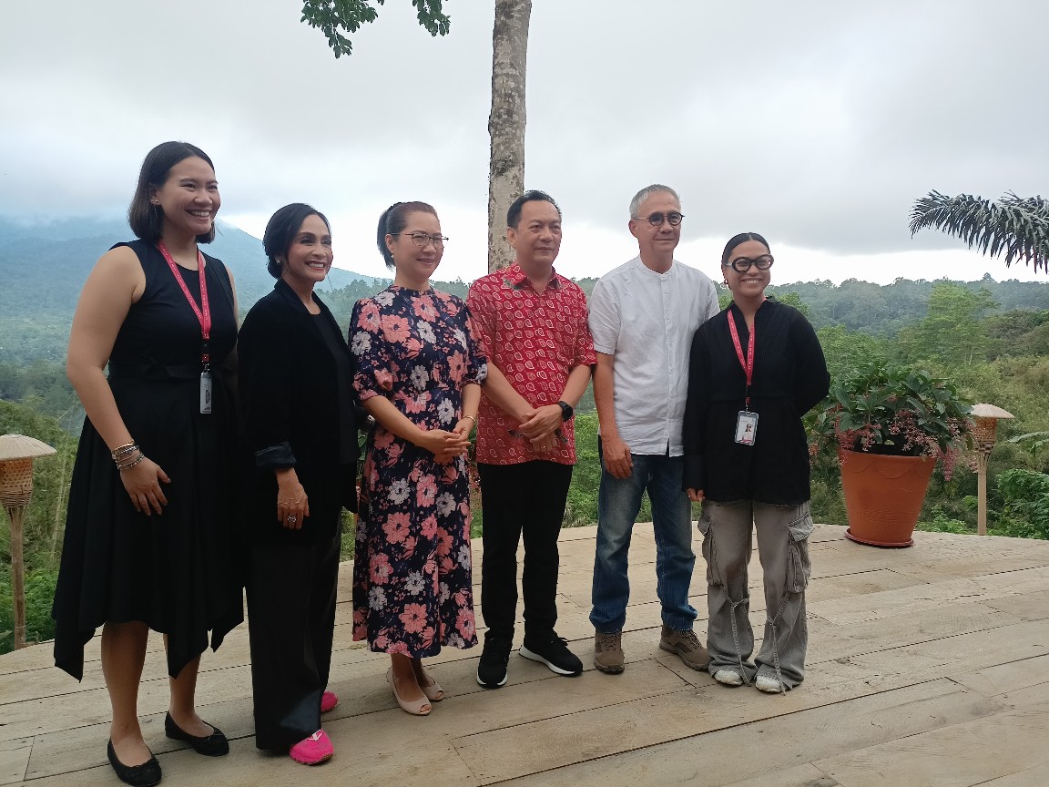 Irjen Pol Purn Carlo Tewu (kemeja putih) dan istri Liona Albert bersama Wali Kota Caroll Senduk dan Ketua TP-PKK Kota Tomohon Ny drgJeand