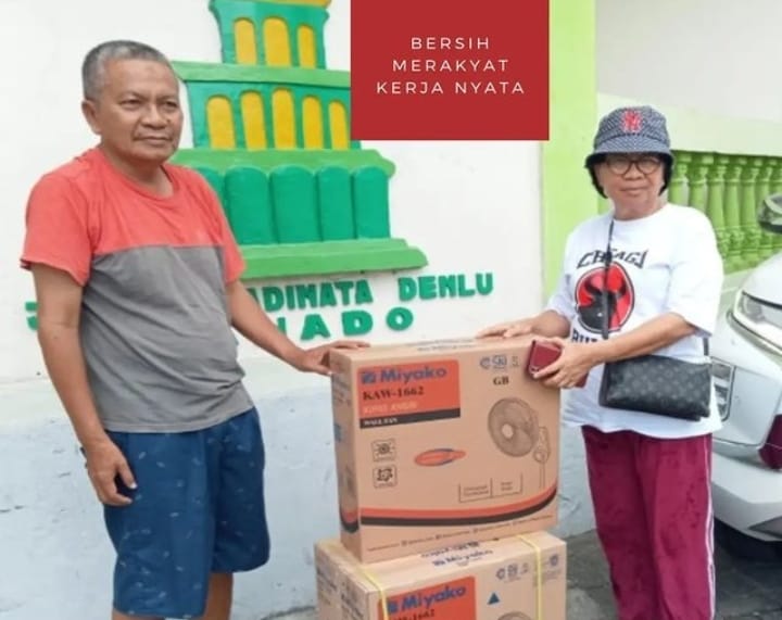 Ketua DPRD Manado saat menyerahkan bantuan kepada perwakilan Masjid Darusalam Dendengan Luar.