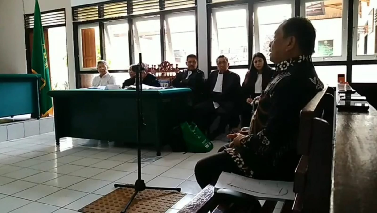 BERI KESAKSIAN: Akademisi dari Universitas Hasanuddin Makassar saat menyampaikan informasi terkait mekanisme izin dan teknis pertambangan. Dok istimewa