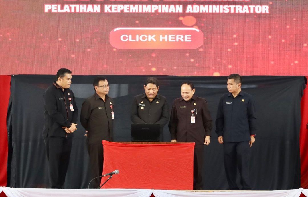 DIBUKA: PKA Pemkab Minahasa Tahun 2023 dibuka Pj Bupati Minahasa Jemmy Kumendong didampingi jajaran bersama Kepala BPSDM Sulut Roy Tumiwa, Jumat (10/11) di Wale Ne Tou Tondano.