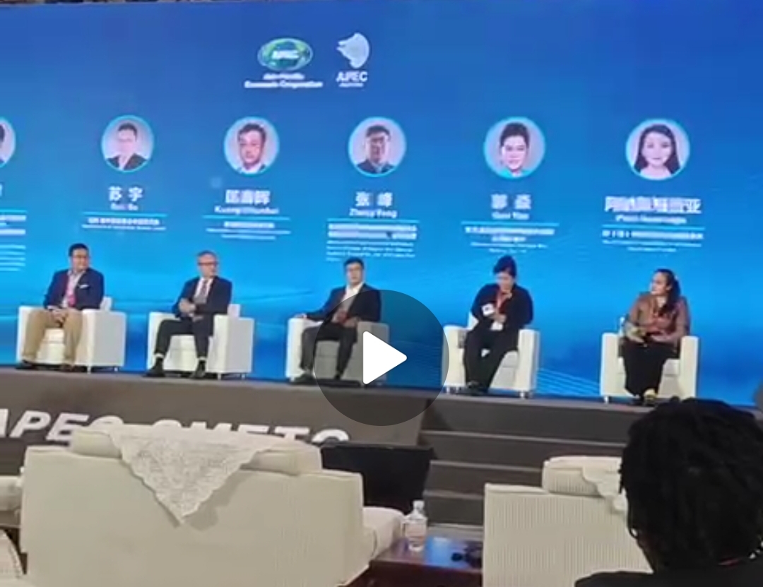 Putri Anastasya paling kanan saan sesi diskusi