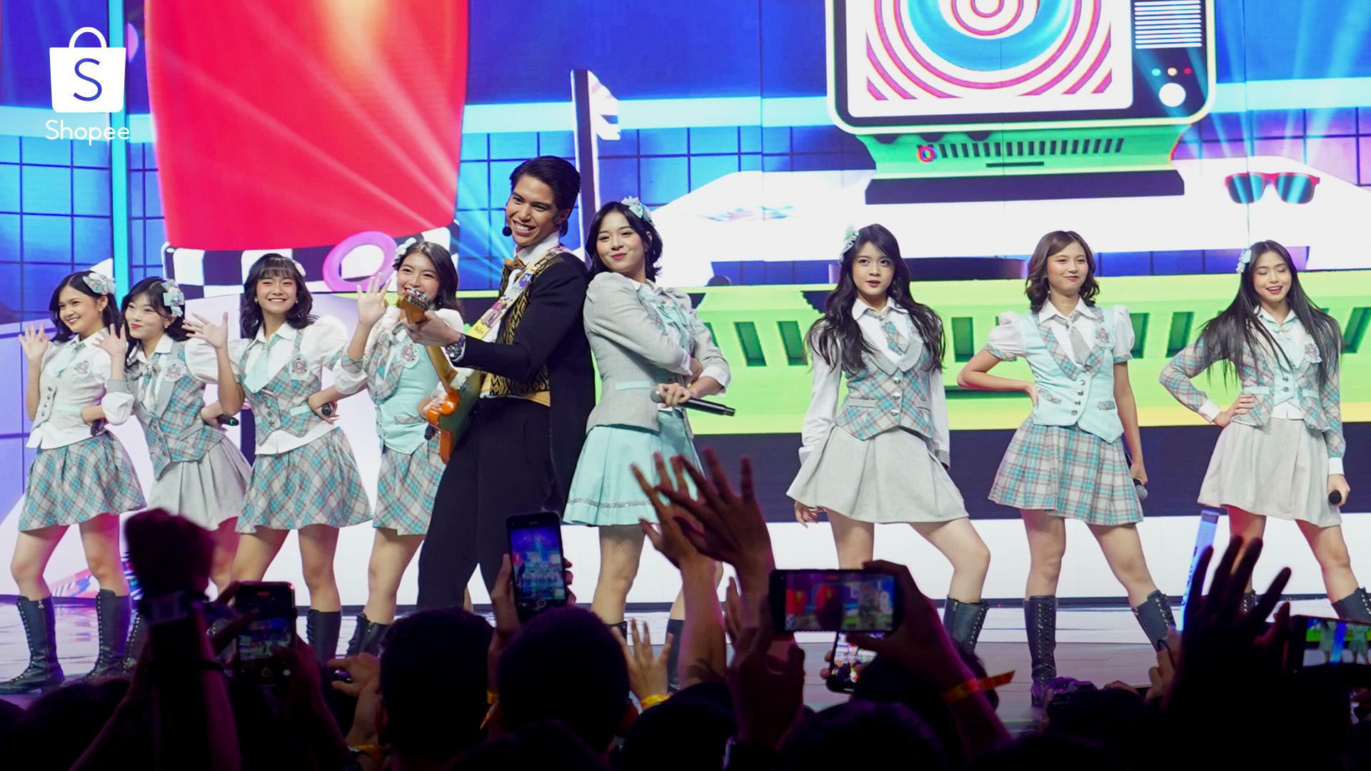 Penampilan eksklusif dari JKT48 membawakan berbagai lagu hits-nya yang sukses membuat para penonton dan fans bernyanyi bersama. (Dok Istimewa)