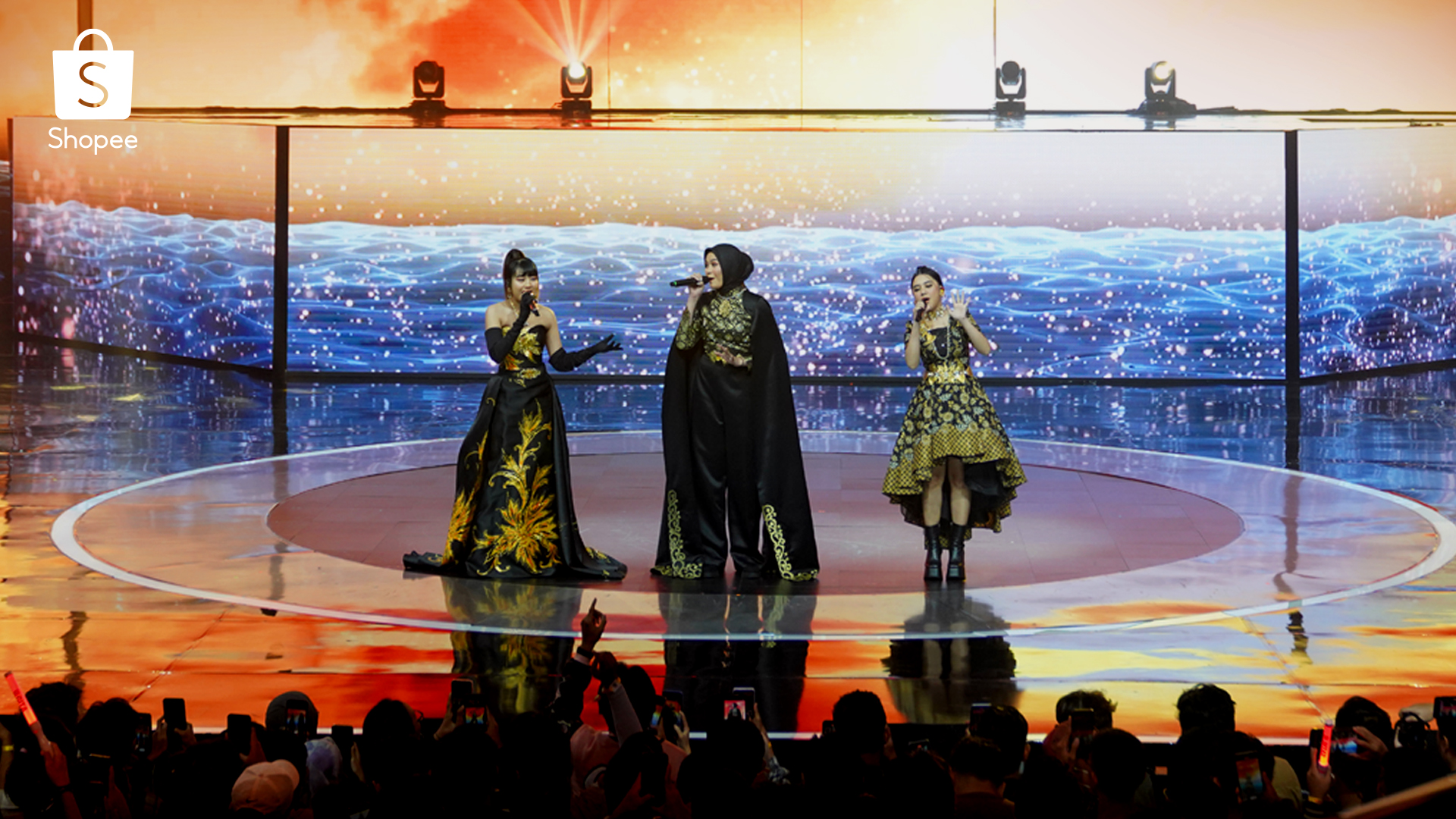 Bagaikan menonton penampilan dari tiga diva penyanyi Indonesia, mereka melantunkan nada indah sambil membawakan lagu Seribu Tahun x Semata Karenamu. (Dok Istimewa)