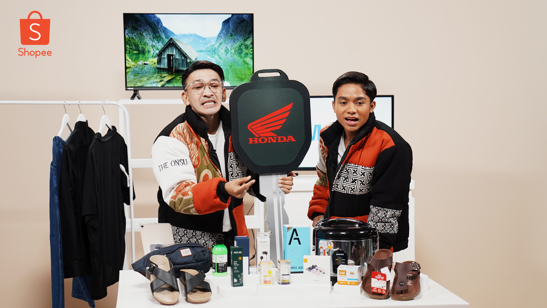 Empat orang berhasil memenangkan hadiah grand prize mobil Big Flash Sale yang dihubungi langsung melalui Shopee Live. (Dok Istimewa)