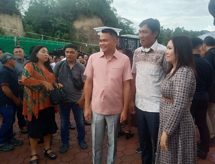 Ronald Kandoli jadi sasaran foto para undangan yang hadir