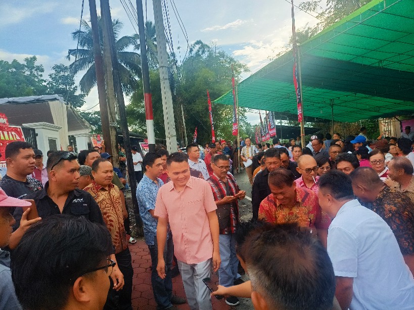 MASIH DICINTAI: Ronald Kandoli (kemeja cream) saat berjumpa dengan sejumlah masyarakat di sela peresmian kediaman barunya di Kelurahan Ratahan, Minggu (12/11). Dok Jul/MP