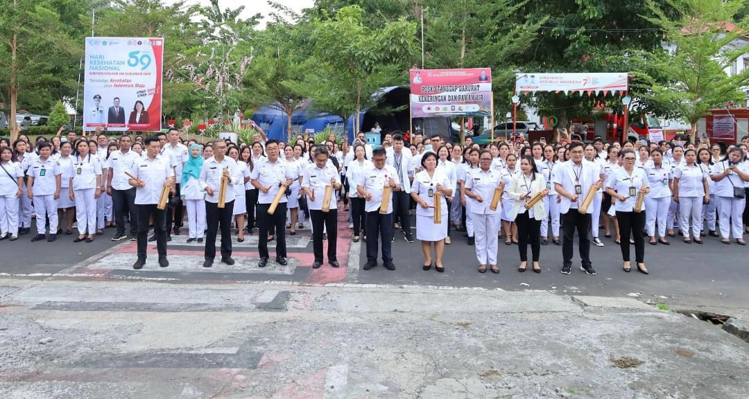 Pj Bupati Sitaro Joi E B Oroh bersama tenaga kesehatan di Lingkungan Pemerintah Kabupaten Kepulauan Sitaro. (Istimewa)