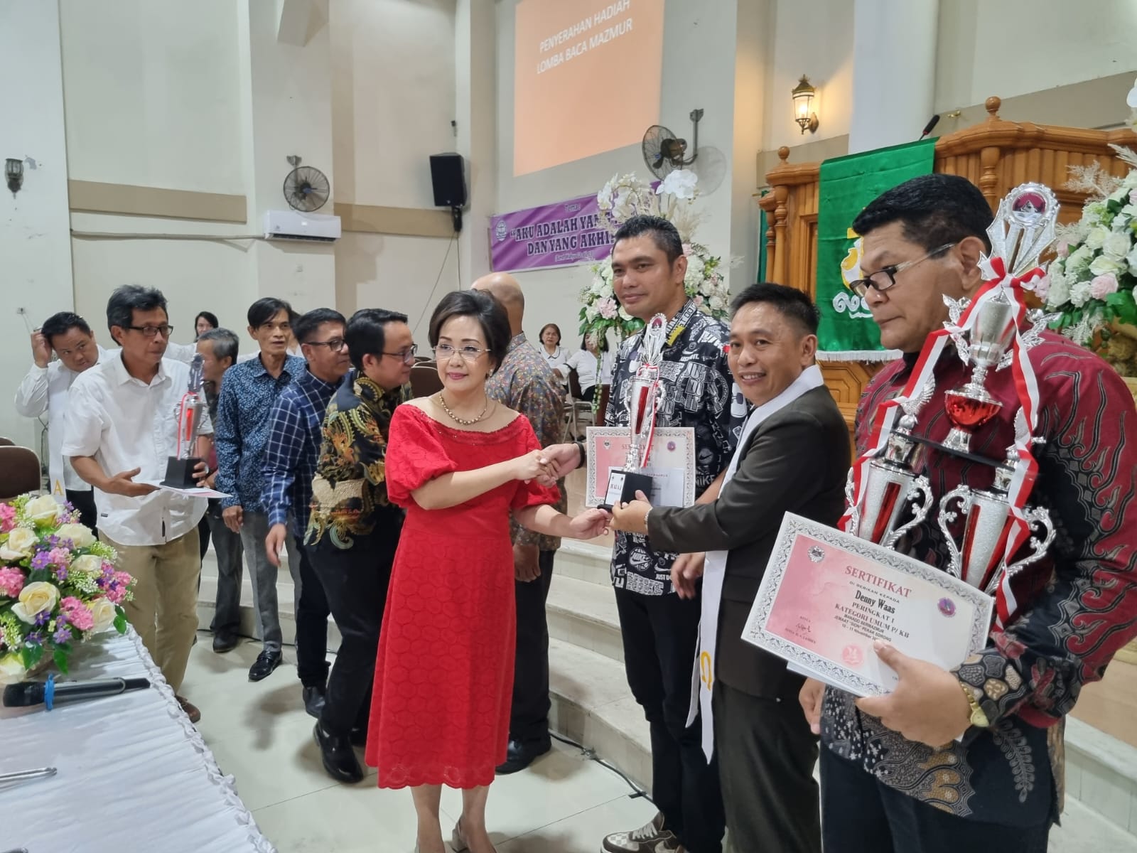 SUKSES: Ketua Panitia Manado Bermazmur Novia Lambey (NL) menyerahkan hadiah lomba Baca Kitab Mazmur (BM) di GMIM Sion Perak Sorong (Person), Wilayah Manado Tenggara.