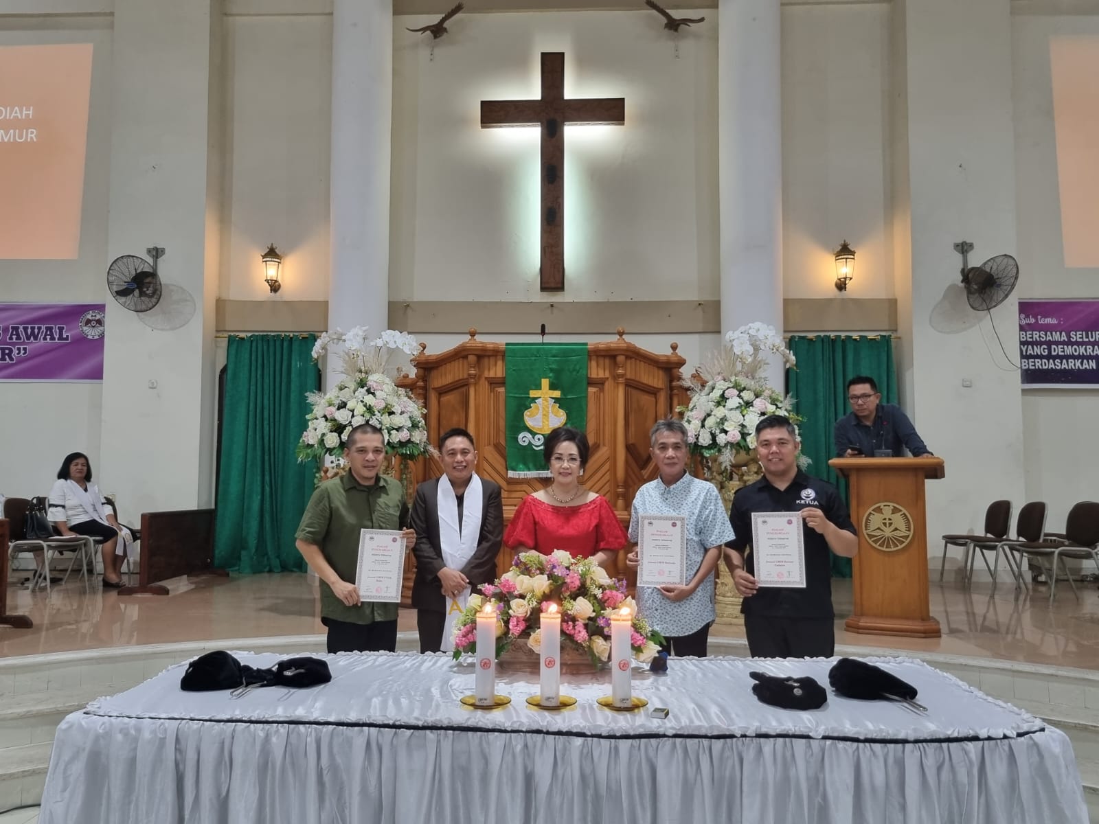 INSPIRASI: Panitia Manado Bermazmur memberikan penghargaan bagi jemaat yang mengutus peserta terbanyak untuk P/KB dan W/KI. Yakni, GMIM Bethesda (33 orang) diterima Donald Toloh, GMIM Pniel Bahu.