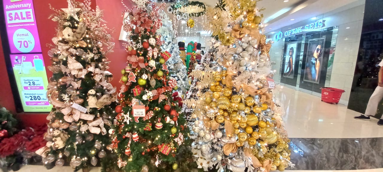 Contoh Pohon Natal yang ada di Manado Town Square