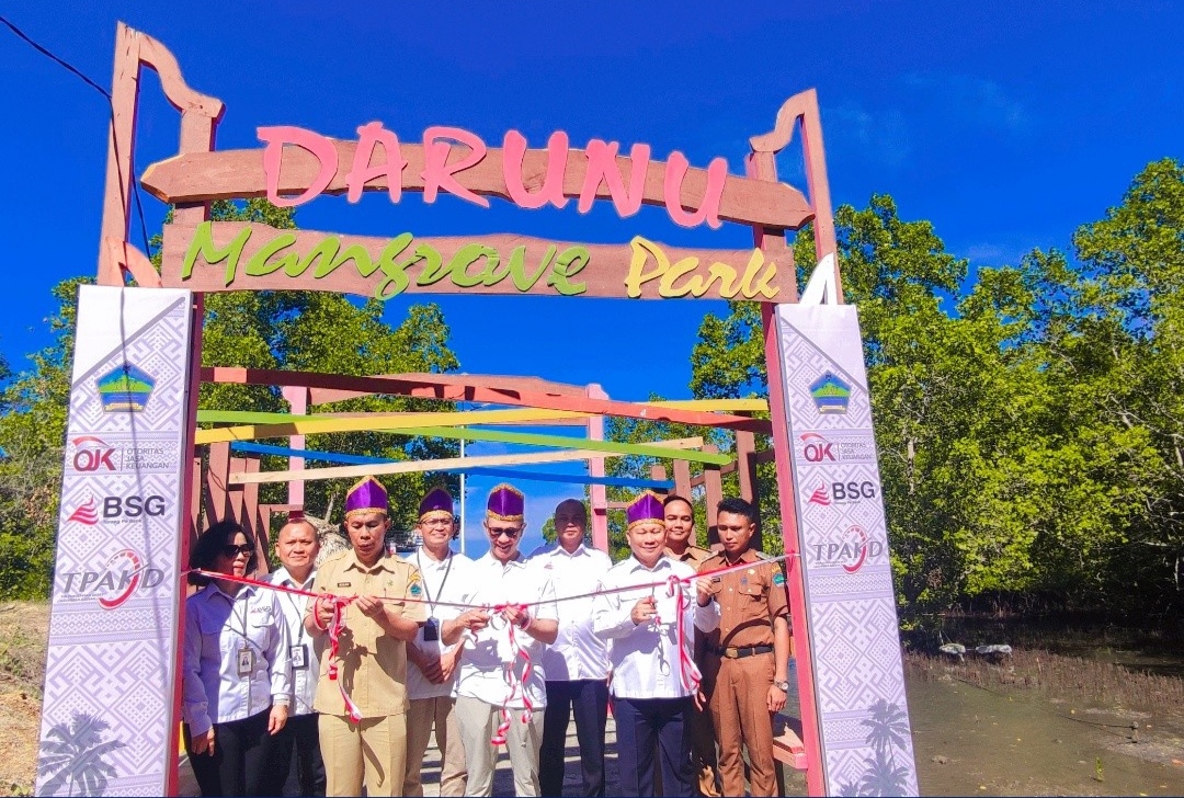 Ketua Komisioner OJK RI Mahendra Siregar, Dirut BSG Revino Pepah,  Asisten II Pemkab Minut Alan Mingkid dan jajaran lainnya, saat meresmikan Darunu Mangrove Park, Selasa (14/11).